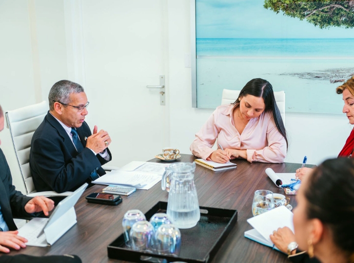 Funcionario halto di Consulado Mericano a reuni cu Ministro Gerlien Croes