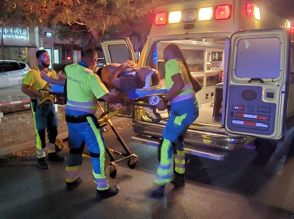 Accidente serio den cercania di Cayena Mall: auto a dal peaton