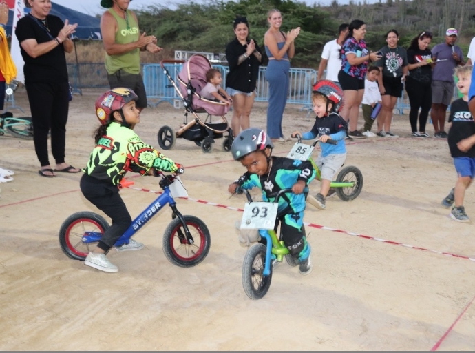 Muchanan a bati record den 'strider' categoria edad: 2-3 aña, 4-5 aña