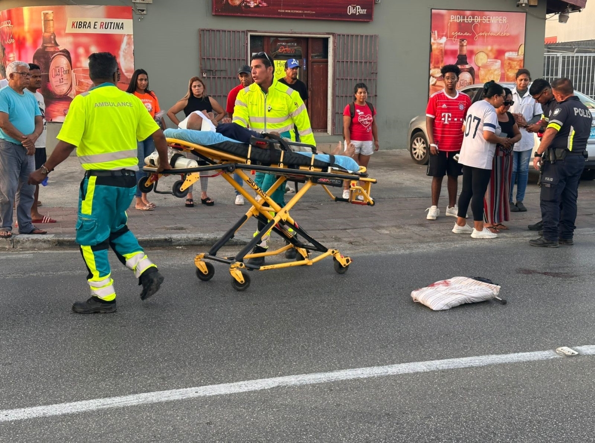 Auto a dal y laga peaton critico den De La Sallestraat   