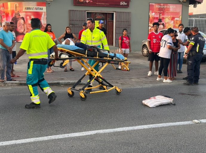 Auto a dal y laga peaton critico den De La Sallestraat   