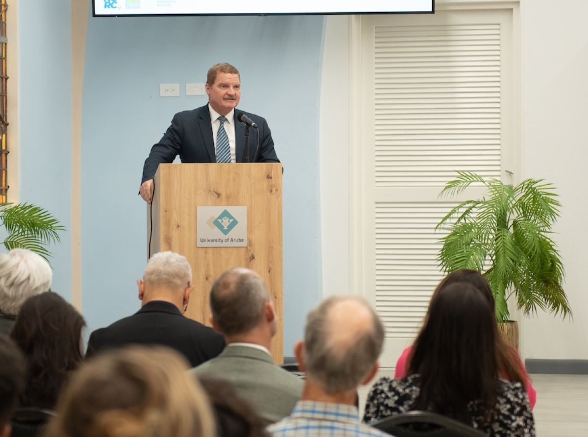 Prome Minister Mike Eman a asisti na seminario riba impacto climatico na Universidad di Aruba