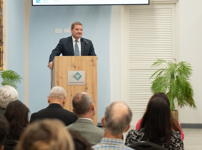 Prome Minister Mike Eman a asisti na seminario riba impacto climatico na Universidad di Aruba