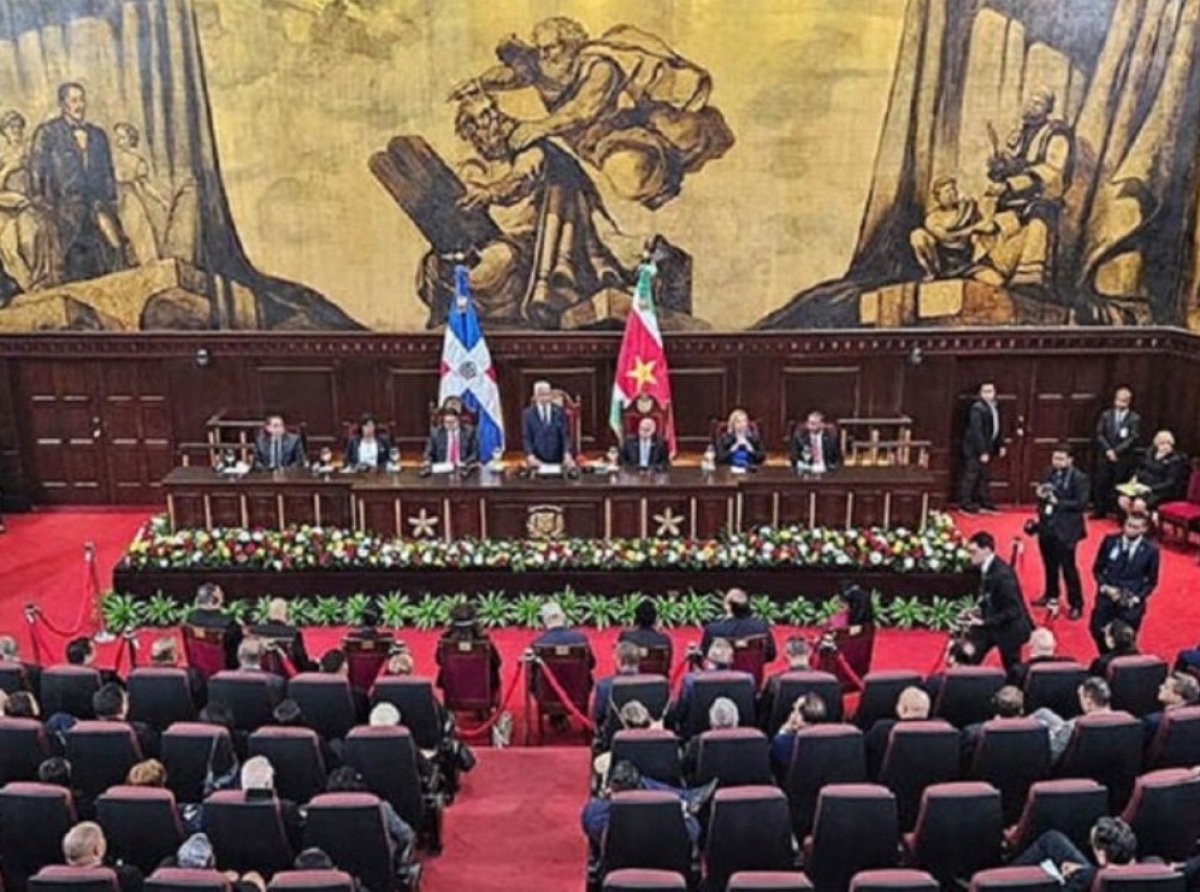 Eleccion di Diadomingo por a duna Suriname su prome president femenino