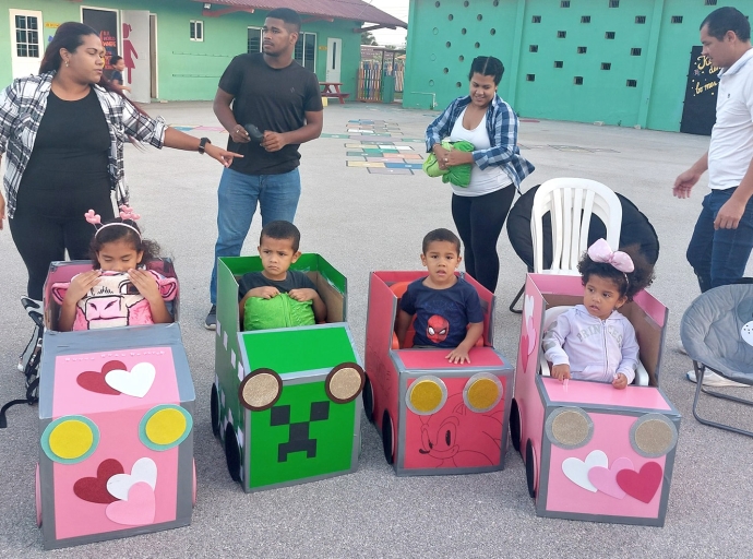 Alumnonan di Pius X Scol mes a traha nan auto pa ‘Drive In Movie Night’