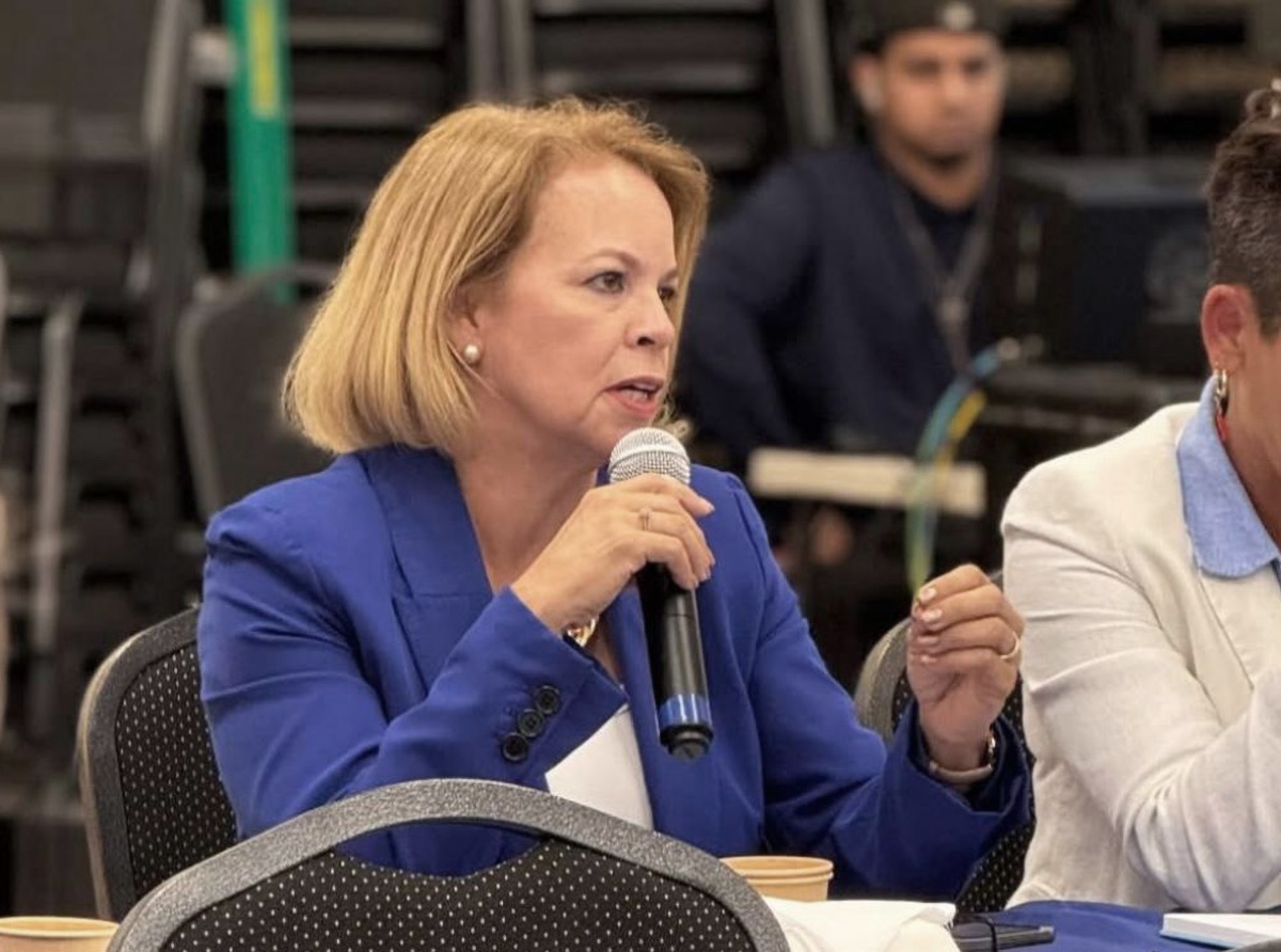Parlamentario Evelyn Wever Croes na seminario di sistema electoral di Aruba.