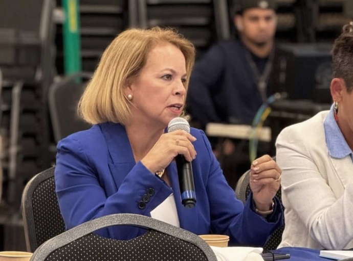 Parlamentario Evelyn Wever Croes na seminario di sistema electoral di Aruba.
