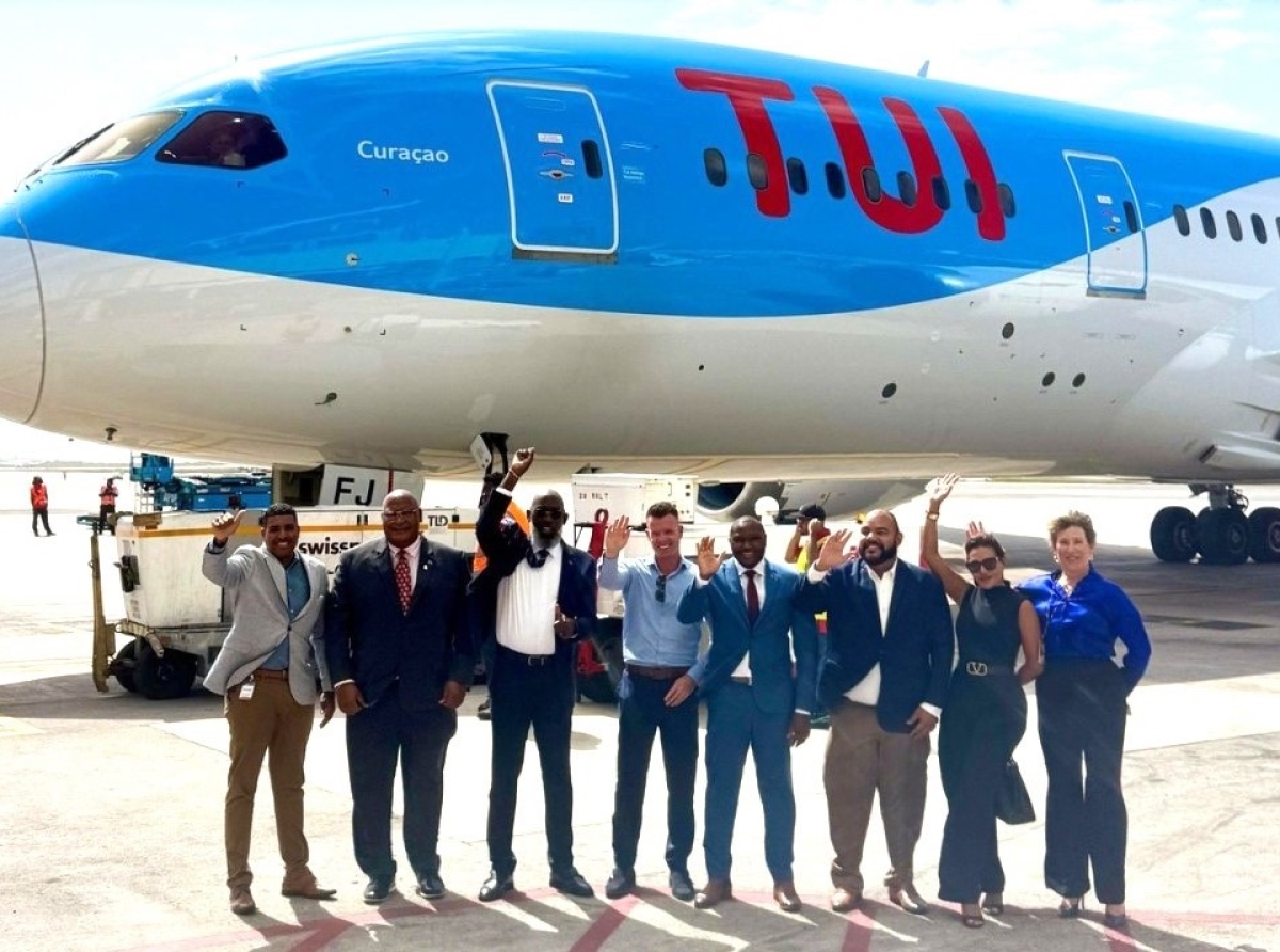 Avion di TUI bautisa cu nomber di Curaçao