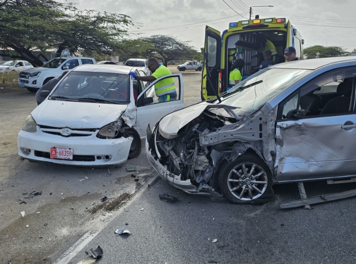 Boksmento entre 3 auto a laga un persona herida