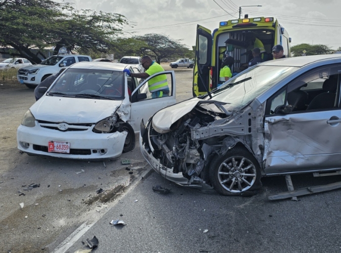 Boksmento entre 3 auto a laga un persona herida