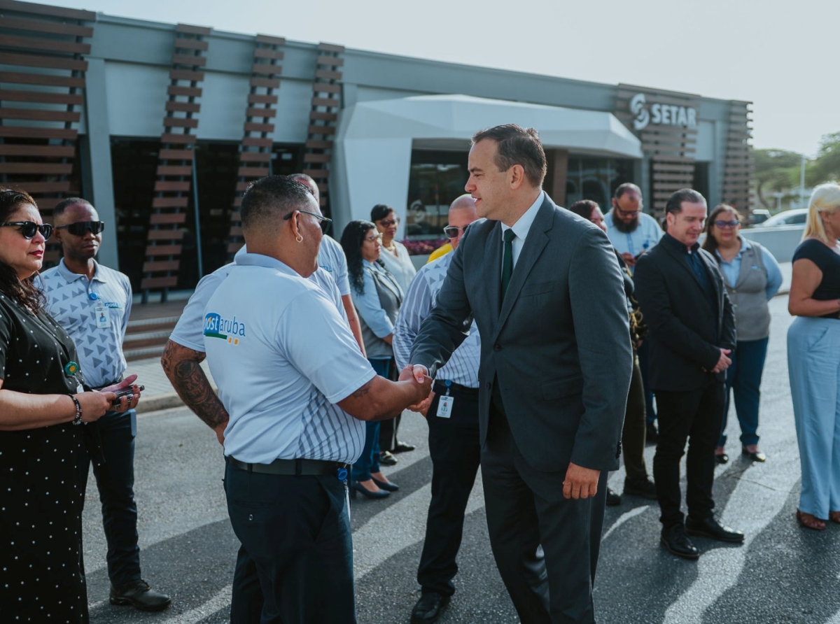Ministro Geoffrey Wever satisfecho cu Post Aruba tin auto electrico