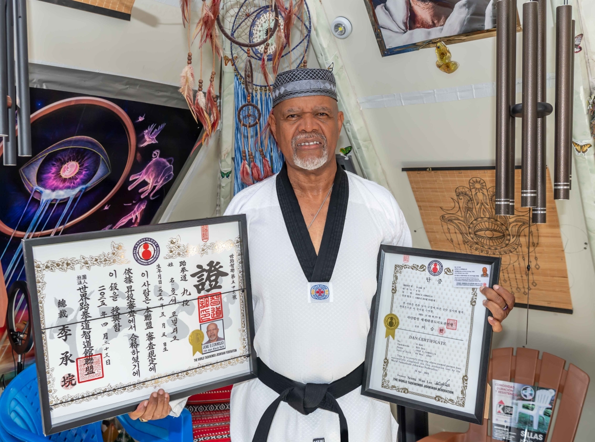Grand Master Chaco Cornelio y Grand Master Melvin Rasmijn a ricibi nan respectivo certificadonan di Dan