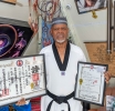 Grand Master Chaco Cornelio y Grand Master Melvin Rasmijn a ricibi nan respectivo certificadonan di Dan