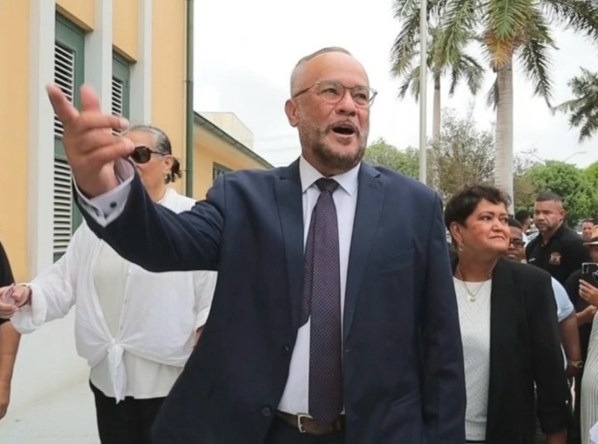 Hues cu preguntanan skerpi den caso di Mike de Meza contra Gobierno pa cu carta di Belasting