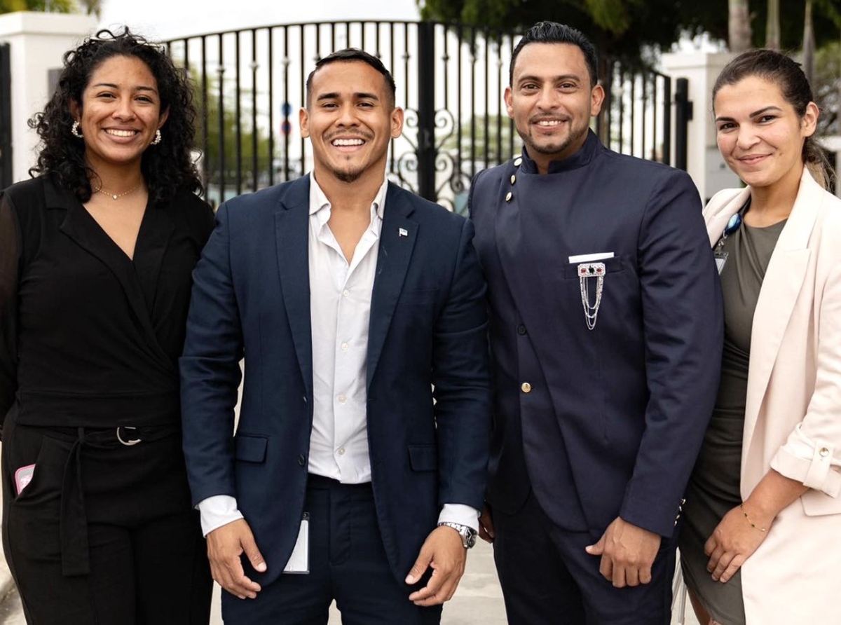 Dennerich Kelly a huramenta Diaranson como Parlamentario nobo pa AVP