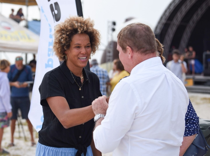 Gobierno ta dedica “Playa Sarah-Quita” na honor di baluarte di Windsurf di Aruba