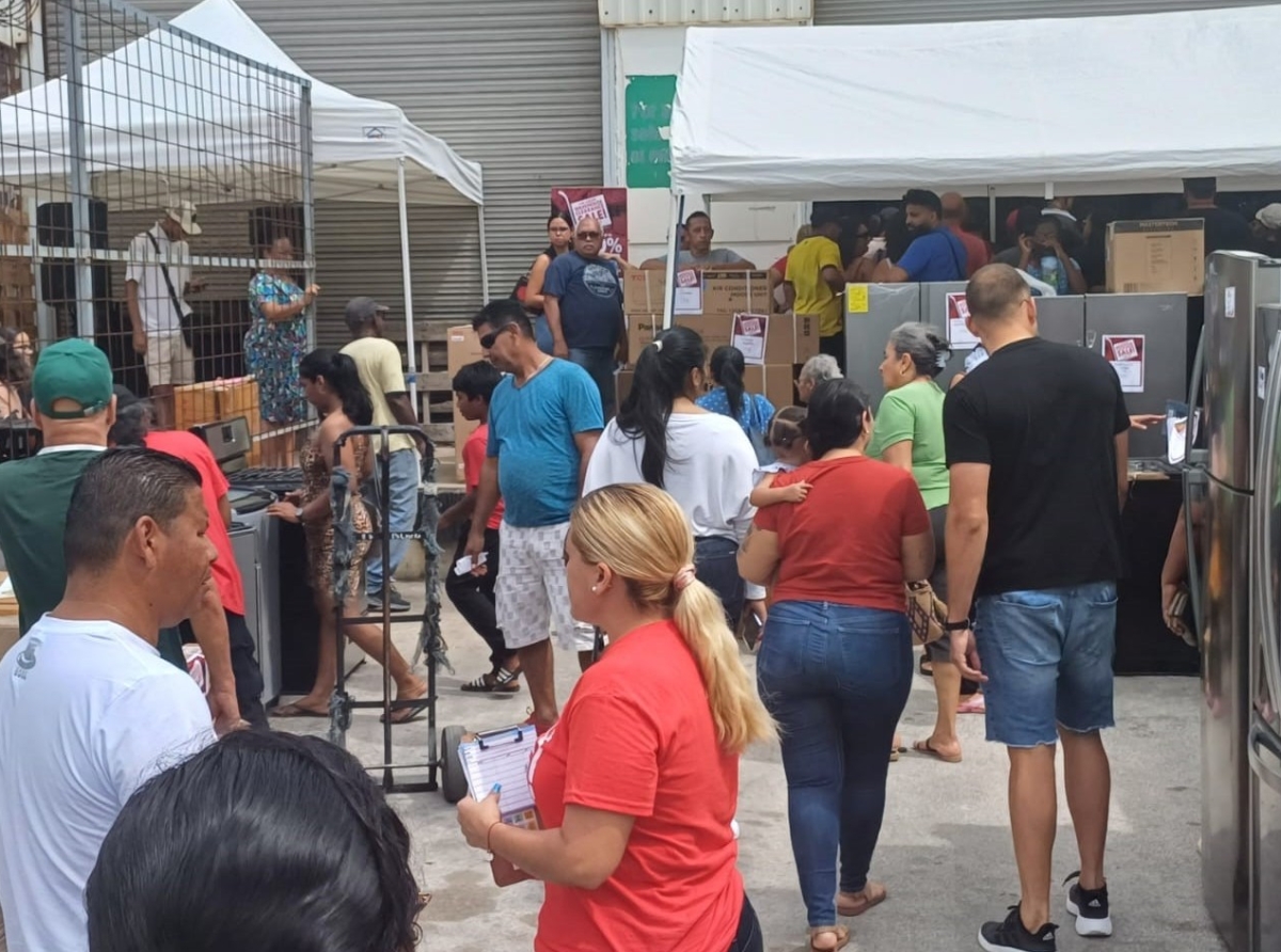 Publico a bira loco cu e fenomenal Warehouse Sale di AMC Unicon