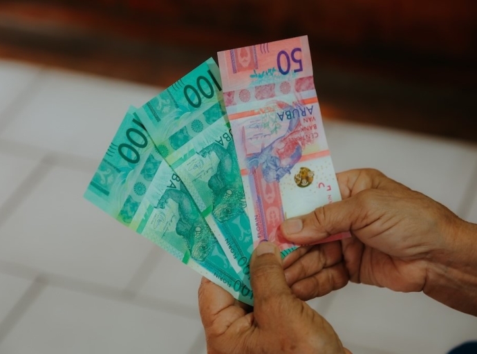 Pensionadonan a ricibi atrobe e aumento di 250 Florin di reparatietoeslag