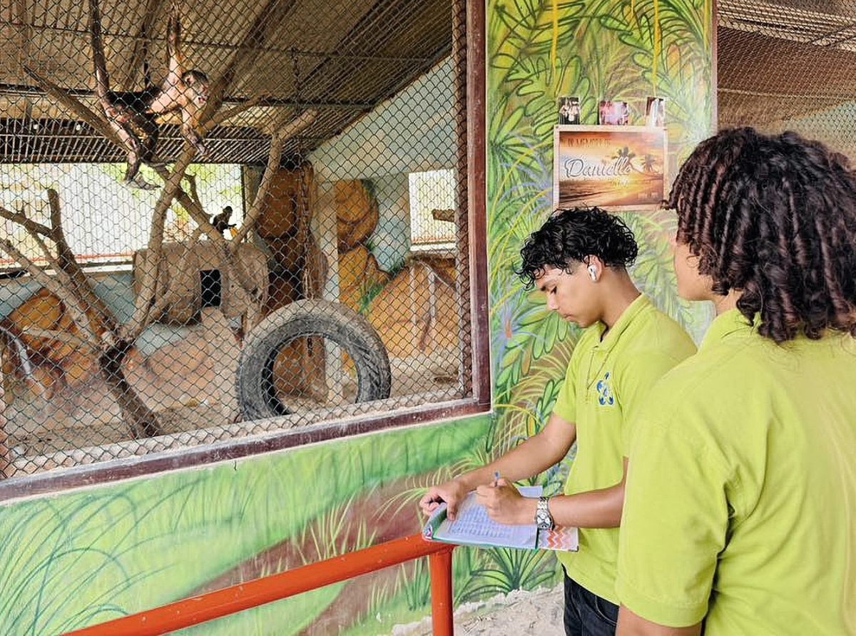 Alumnonan di Maria College investigando comportacion di animalnan