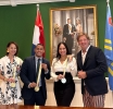 Minister Croes, Minister Cicilia y CEO di ATA a ricibi e prome “finisher” medaya di KLM Aruba Marathon 2025