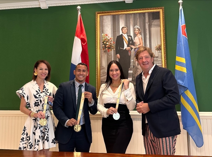 Minister Croes, Minister Cicilia y CEO di ATA a ricibi e prome “finisher” medaya di KLM Aruba Marathon 2025