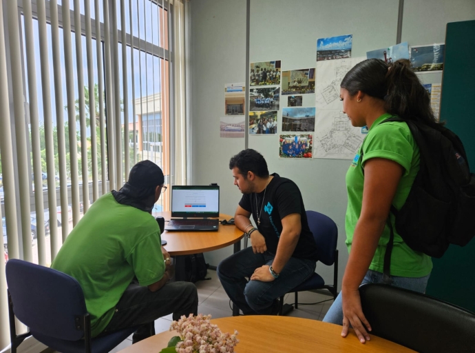 Joel Rajnherc a defende exitosamente su tesis den tecnologia y ingenieria for di e programa di SISSTEM na Universidad di Aruba