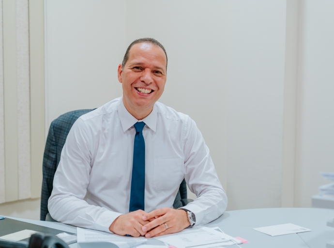 Marco Berlis splicando e situacion real di rijkswet na Aruba