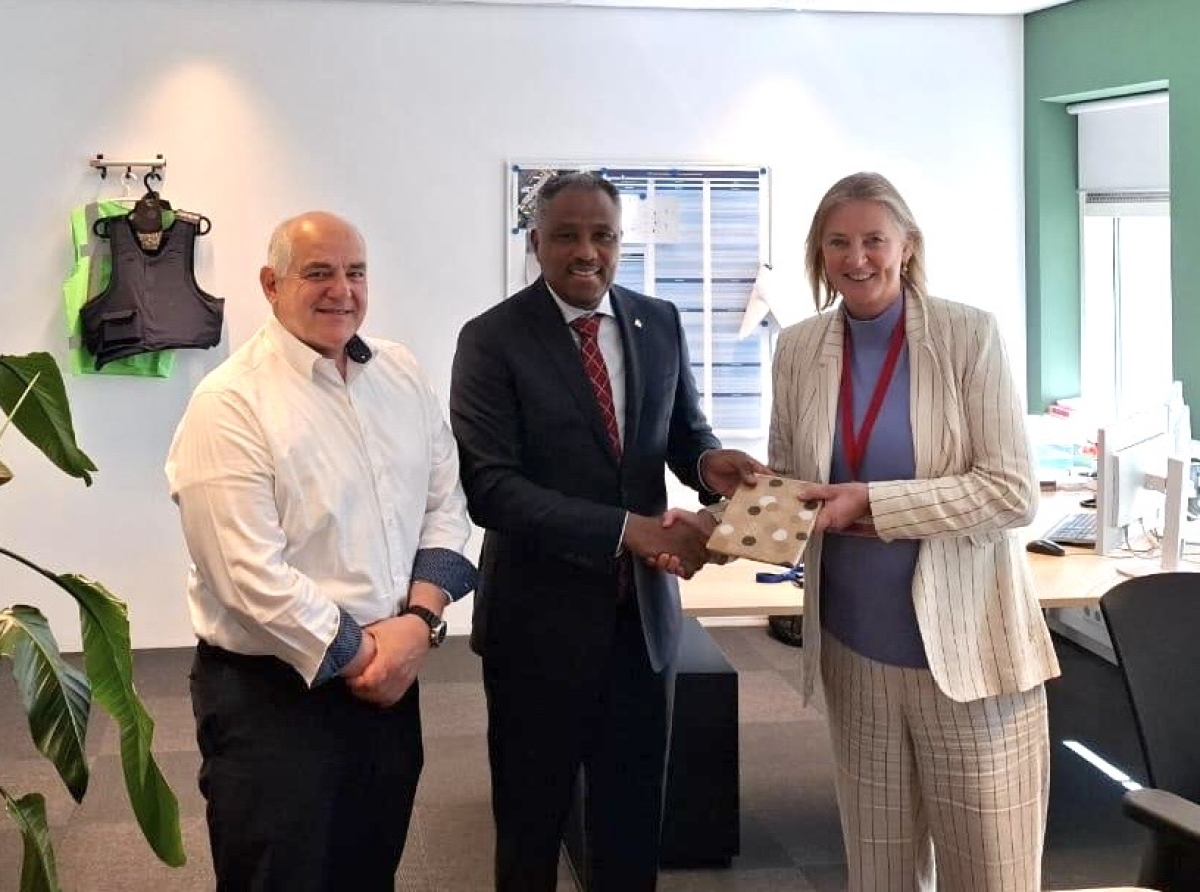 Minister Dowers a haya presentacion di Justitieel Complex Schiphol na Hulanda