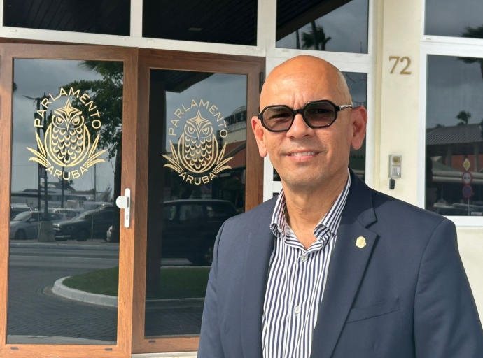 “Nos ta bibando den un periodo di deficit democratico den e organo di mas halto na Aruba”