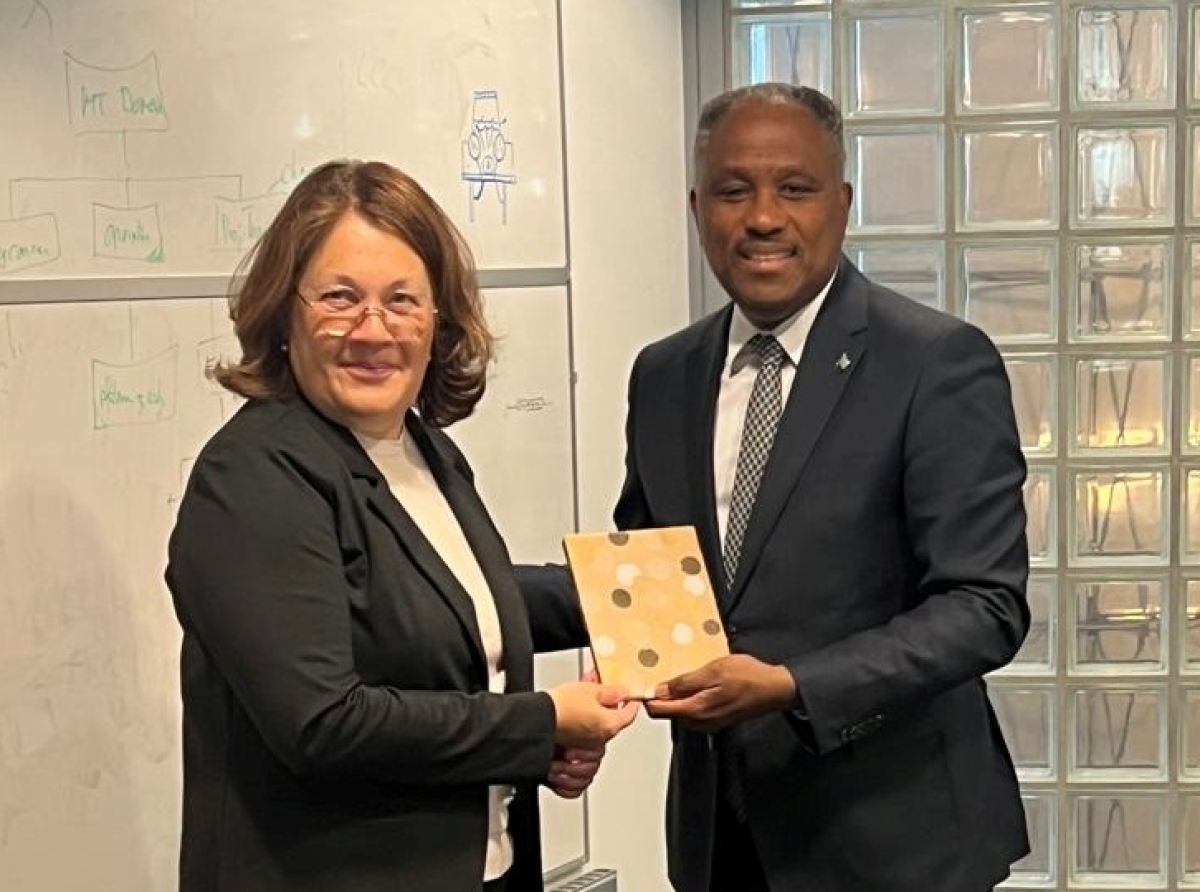 Minister Dowers a continua su bishitanan oficial cu enfoke riba posicionamento strategico di Interpol