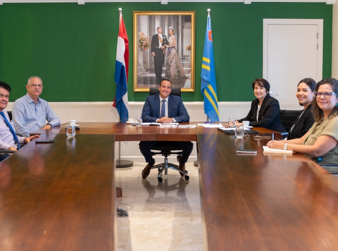 Minister Geoffrey Wever satisfecho cu e trabou haci door di Huurcommissie
