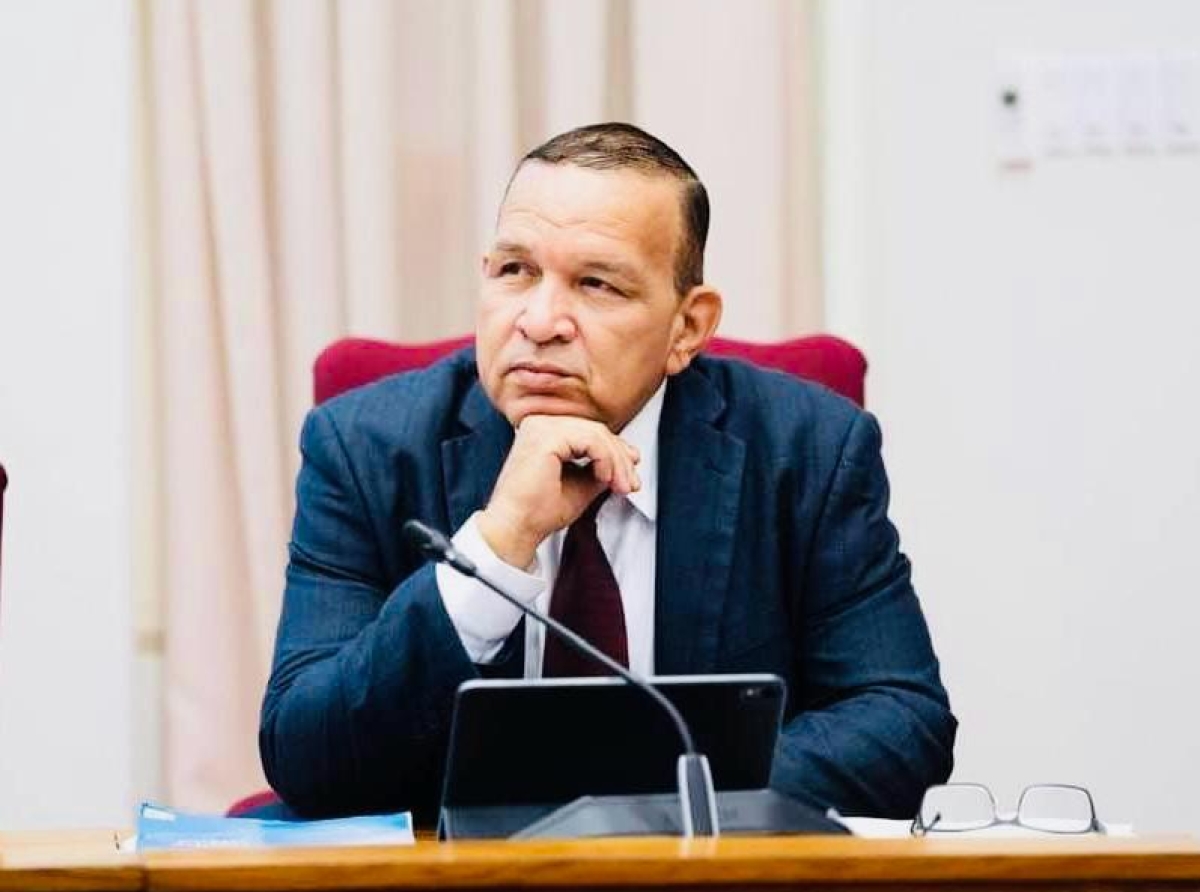 Mike Eman NO kier tuma un decision