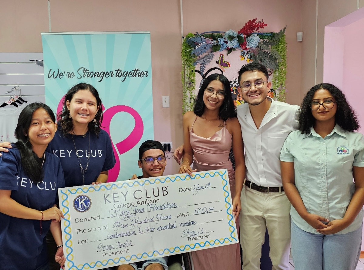 Donacion di Key Club Colegio Arubano pa Mary Joan Foundation