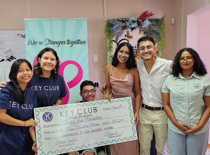 Donacion di Key Club Colegio Arubano pa Mary Joan Foundation