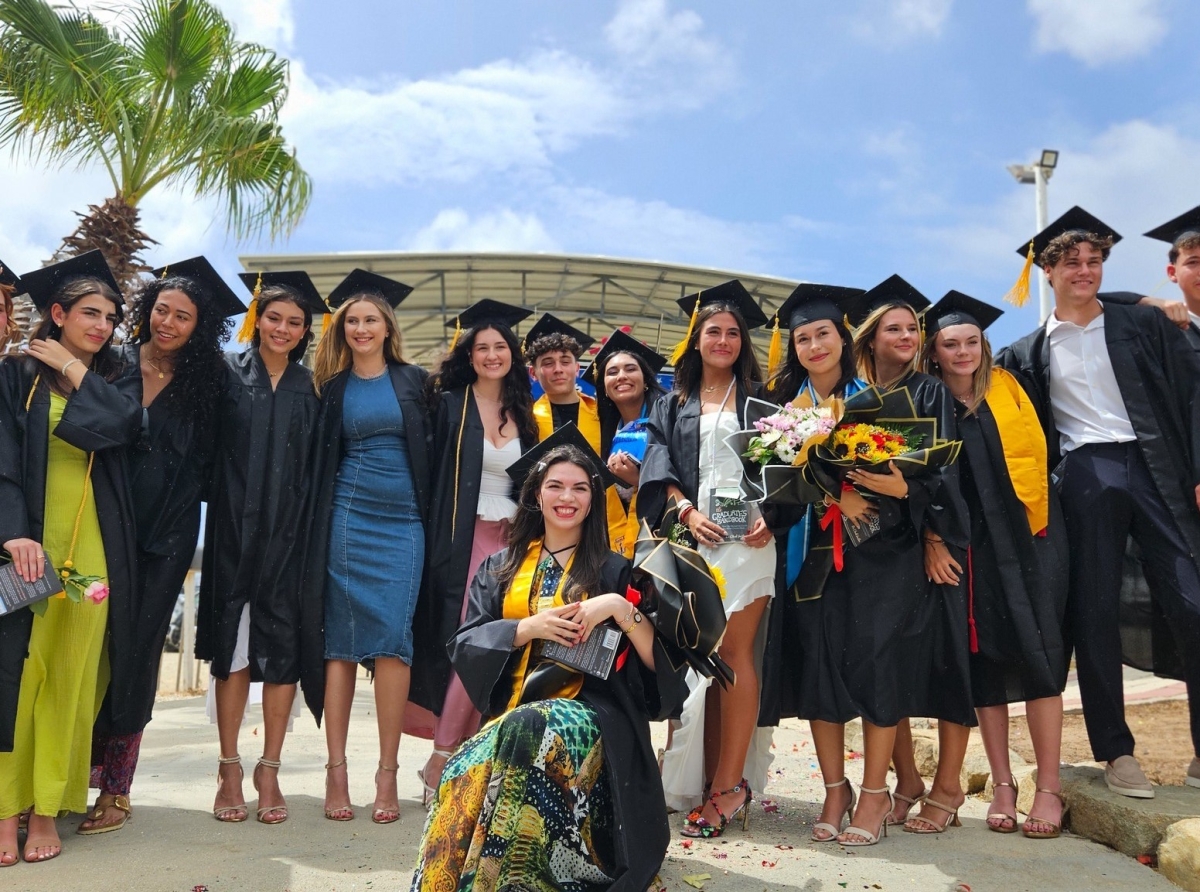 ‘Senior Walk 2025’ ta sigui cu bunita tradicion di International School of Aruba