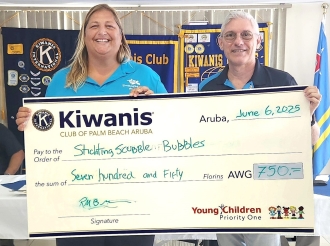 Kiwanis Club of Palm Beach cu donacion na ScubbleBubbles