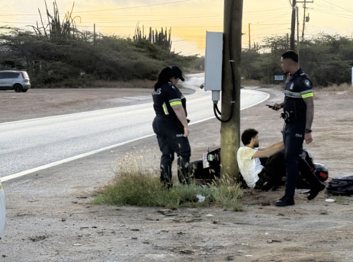 Motorcycle a bay dal hopi duro den palo di luz na Sabana Liber