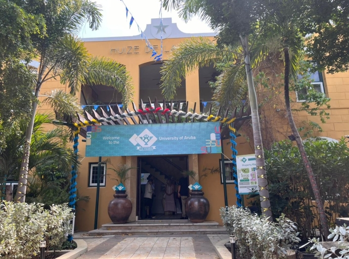 Departamento di Trabao Social y Desaroyo di Universidad di Aruba cu combersacion publico riba e tema di pobresa