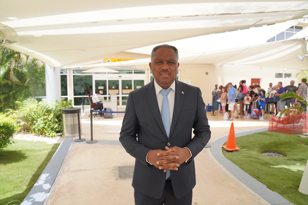 Minister di Husticia a inspecciona facilidadnan di Inmigracion na Aeropuerto Reina Beatrix