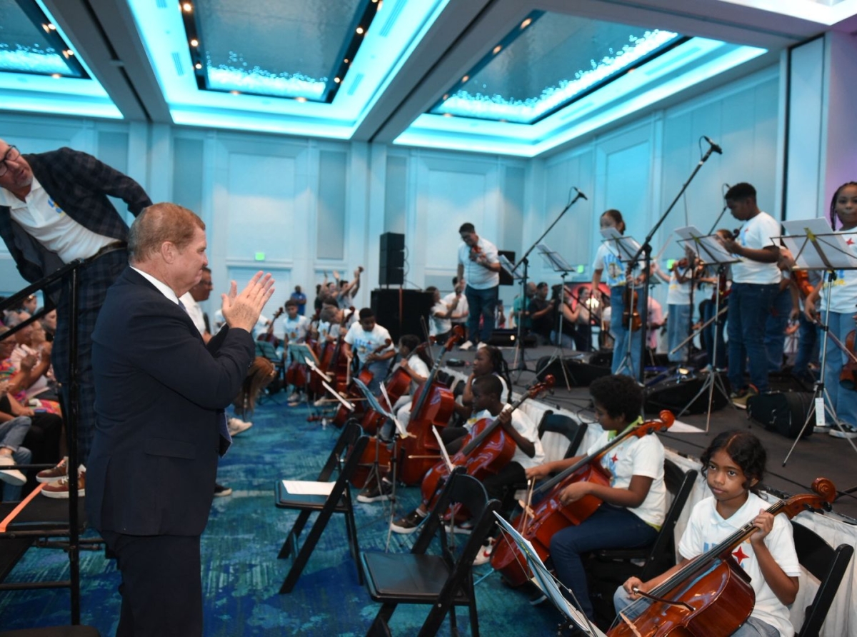 Premier Mike Eman asisti na presentacion di “Leerorkest” na Renaissance Convention Center