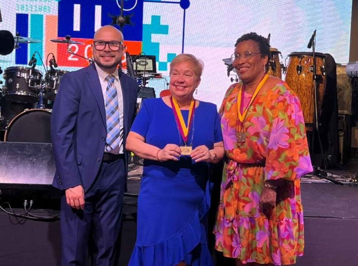 Directora di Biblioteca Nacional Aruba a ricibi e premio 'Information Professional of the Year 2025'