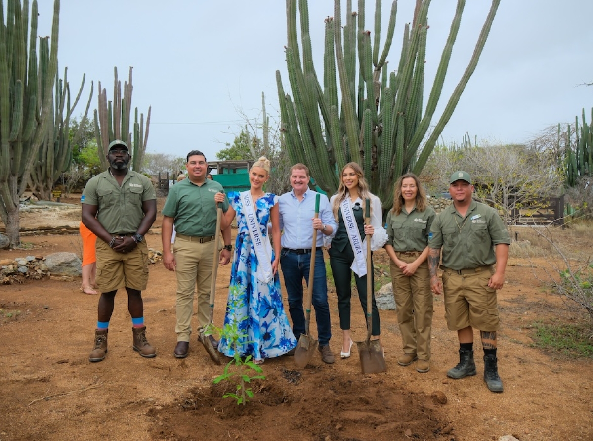 Miss Universe 2024 Victoria Kjær Theilvig y Prome Minister Mike Eman a planta mata nativo