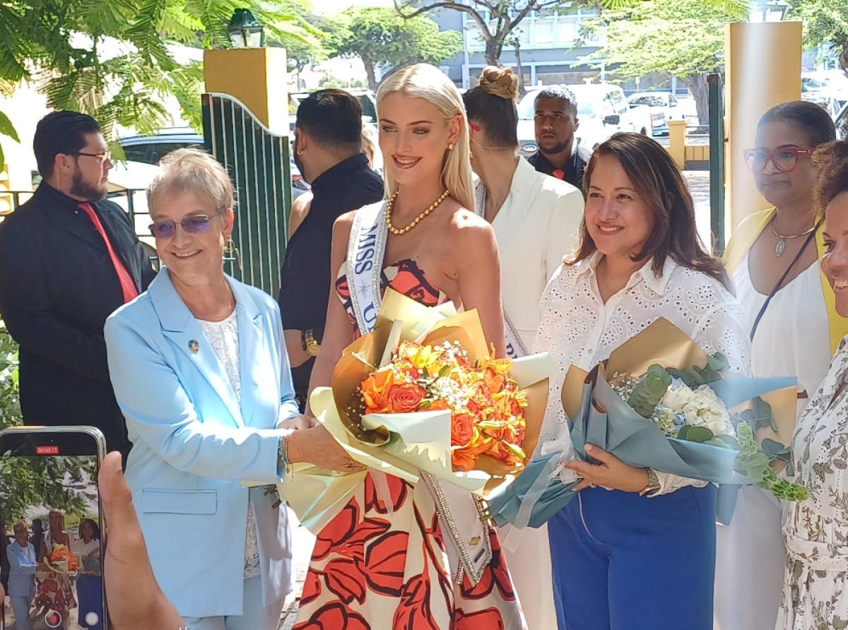 Miss Universe a tuma parti di un encuentro na Universidad di Aruba