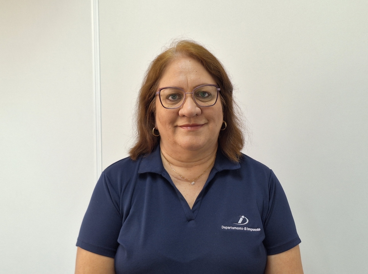 Tin automobilista cu ta coriendo cu plachi blauw cu blanco falsifica locual ta condenabel y prohibi