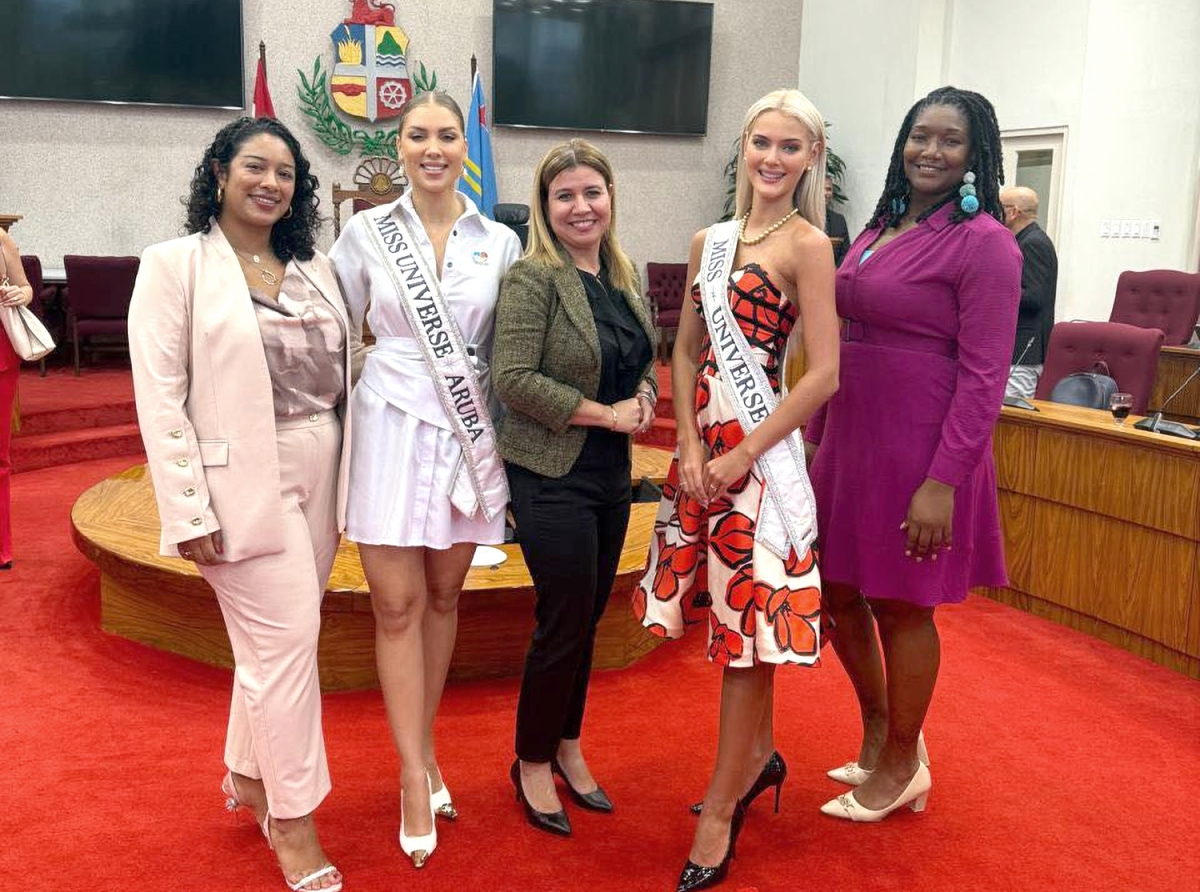 Miss Universe a pasa bishita Parlamento di Aruba