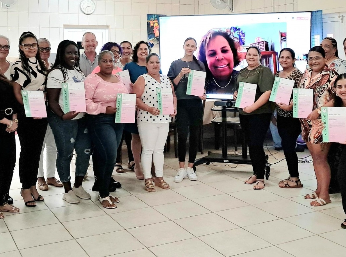 Ceremonia unda cursistanan di SABA a haya certificado