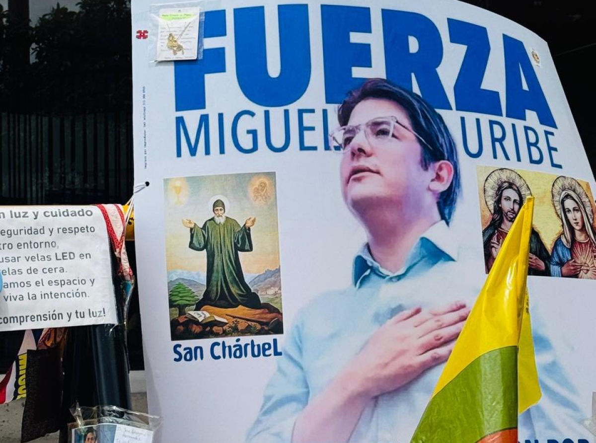 Bogotá ta uni den oracion pa salud di Miguel Uribe cu altar special dilanti di Clinica Fundación Santa Fe