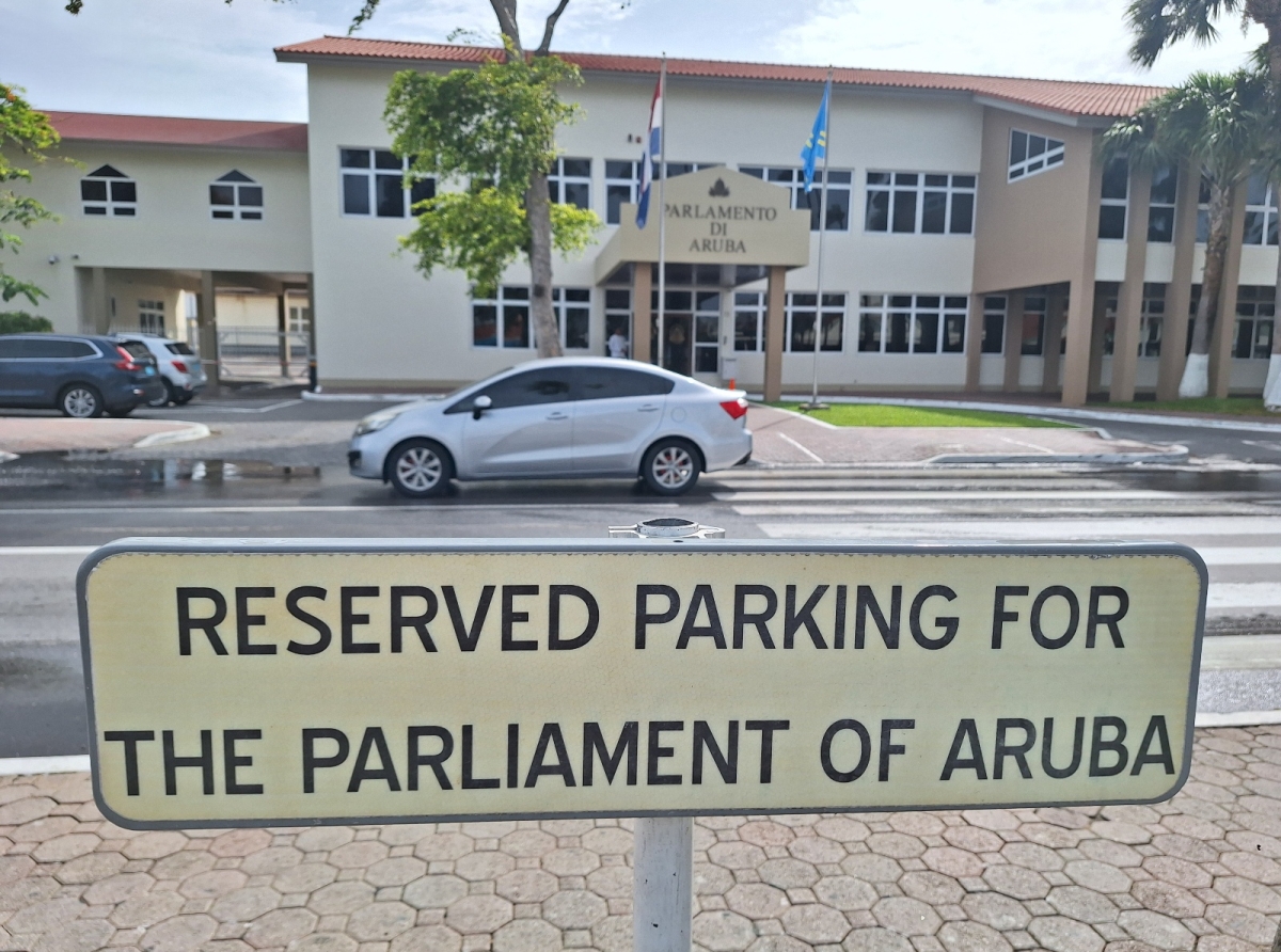 Hunto cu DOW lo busca solucion pa garantiza stacionamento di auto pa Parlamentario