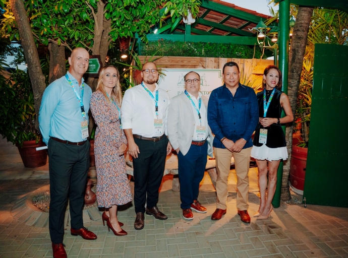 Ehecutivonan di crucero contento di ta bek na Aruba