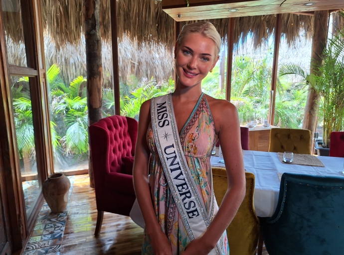 Miss Universe ta indica cu su bishita na Aruba a impacta su curazon
